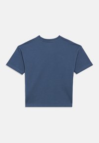 Camiseta de algodón de manga corta azul lisa mostrada desde la parte de atrás sobre un fondo blanco.