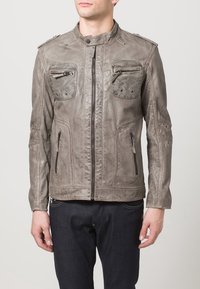 Giubbotto in pelle grigia con due tasche sul petto con zip, tasche laterali e cuciture dettagliate. Presenta un colletto alto e una vestibilità slim.