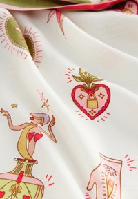 Tessuto setoso con uno sfondo bianco e disegni stampati colorati, comprese figure, cuori ed elementi decorativi in rosa e verde.