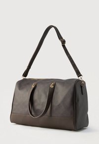 Hnědá vzorovaná sportovní taška se dvěma rukojetí, zlatými kovovými doplňky a hladkou texturou. Má zapínání na zip a odnímatelný ramenní popruh.