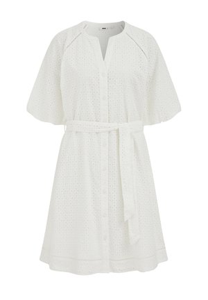 Robe blanche à manches courtes en tissu ajouré, avec boutons sur le devant, encolure en V et ceinture assortie nouée à la taille.