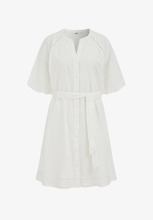 Fehér rövid ujjú, lyukacsos mintájú ruha gombos elejjel, V-nyakkivágással és azonos szövetből készült derékszíjjal megkötve a derekán.