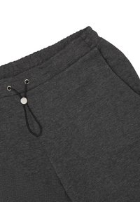 Ciemnoszare spodnie dresowe z elastycznym paskiem i czarnym sznurkiem do ściągania z metalowym przelotkiem w kolorze srebrnym, przedstawione na białym tle.