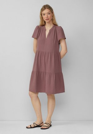 Short-sleeve, knee-length dress in mauve with a V-neck, gathered bodice, and tiered skirt. Made of textured fabric.