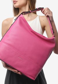 Borsa a spalla in pelle rosa con finitura texturizzata, design morbido e bordi neri a contrasto. Presenta una lunga tracolla regolabile.