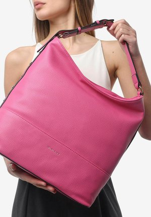 Borsa a spalla in pelle rosa con finitura texturizzata, design morbido e bordi neri a contrasto. Presenta una lunga tracolla regolabile.