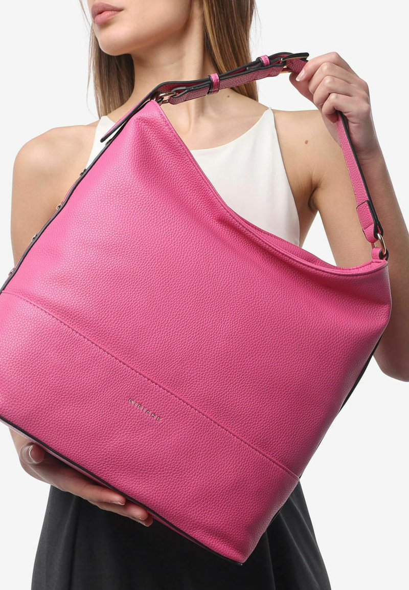 Borsa a spalla in pelle rosa con finitura texturizzata, design morbido e bordi neri a contrasto. Presenta una lunga tracolla regolabile.