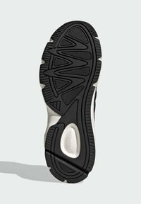 Čierna podrážka tenisky s textúrovaným gumovým povrchom, ktorý obsahuje cik-cak vzory, rebrá a biely stredový diel označený "CLOUDfoam."