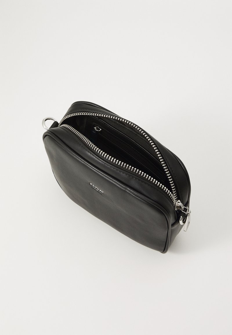 Schwarze Lederhandtasche mit doppeltem Reißverschluss, runder Form, glatter Textur, silbernen Hardware-Akzenten und einem sichtbaren Innenfach.