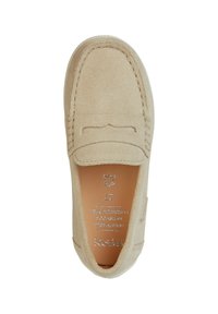 Beige mockasiner i mocka med rund tå, synlig sömnad och ett präglat märke inuti. Mjuk textur och sko med häl som är lätt att ta på.