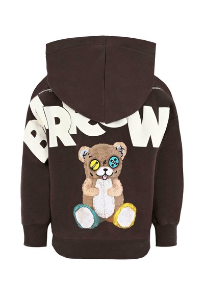 Bruine hoodie met een grote witte 'BRO'-print op de achterkant en een pluche berenafbeelding met kleurrijke knoopogen en accenten in teal en geel.