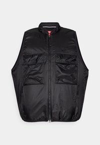 Μαύρο αμάνικο γιλέκο από νάιλον με ψηλό γιακά, μπροστινό φερμουάρ και δύο μεγάλες μπροστινές τσέπες. Διαθέτει το λογότυπο της Nike στο στήθος.