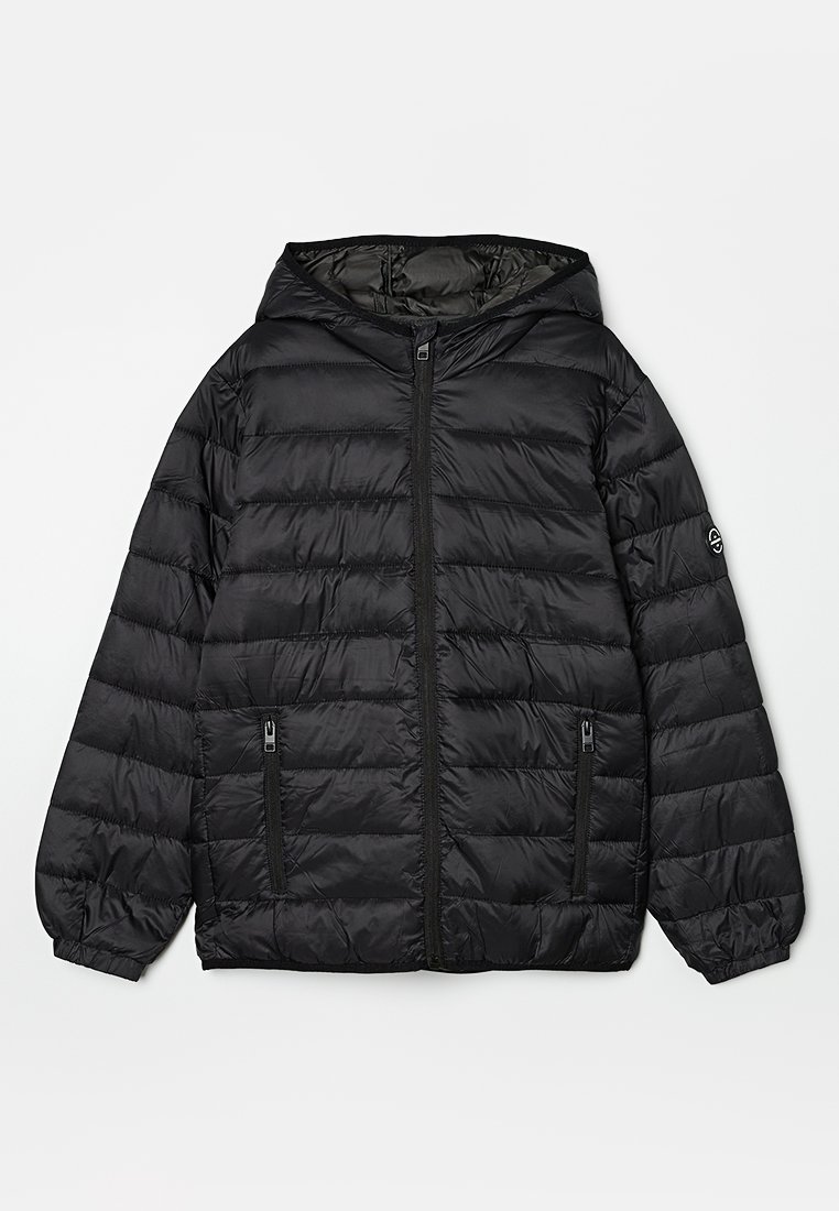 Chaqueta de plumas negra con capucha, que presenta un patrón de acolchado horizontal, cierre frontal de cremallera y dos bolsillos laterales con cierres de cremallera.