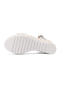 Sola di sandal wedge con un design tessuto a trama testurizzata e una base in gomma bianca, caratterizzata da un tacco sottile e un motivo a righe per la trazione.