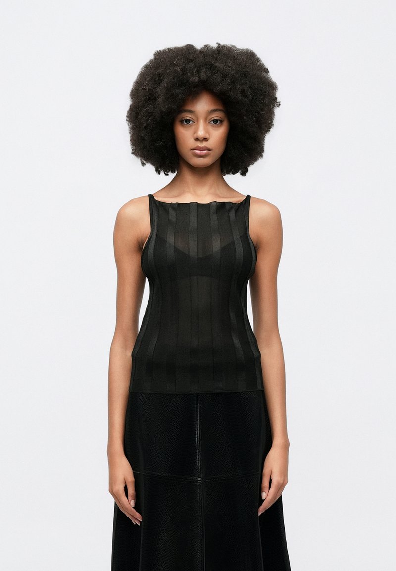 Top nero senza maniche con texture a coste, caratterizzato da righe verticali e scollo smerlato. Tessuto liscio e design aderente.