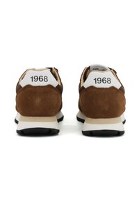 Sneaker in suede marrone con dettagli bianchi, caratterizzate dal numero "1968" sul tallone e una suola intermedia beige, progettate con una suola esterna in gomma nera.