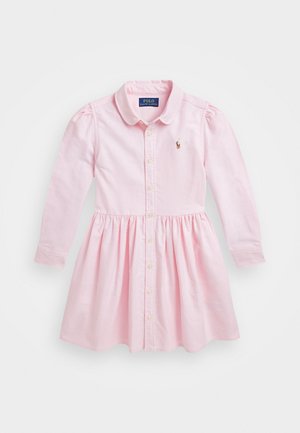 Robe rose clair à manches longues avec boutons sur le devant, taille froncée, col et petit logo Polo Ralph Lauren brodé sur la poitrine.
