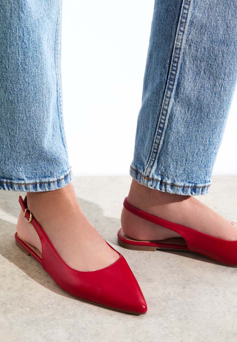 Röda lädersandaletter med spetsiga tår. Ytan är slät med en minimalistisk design och en enskild guldfärgad spänne på remmen.