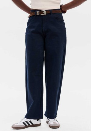 - Spodnie materiałowe