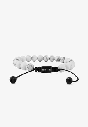 Fehér márvány gyöngyökkel készült karkötő, állítható fekete zsinórral. Középen található egy "AKITSUNE" feliratú címke és két fekete véggyöngy.