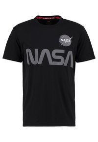 Camiseta de algodón negra con un gran logo gris de "NASA" en el frente y un pequeño emblema de NASA en la parte superior izquierda. Mangas cortas, cuello redondo.