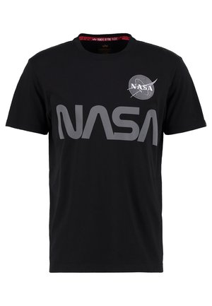 T-shirt in cotone nero con un grande logo "NASA" grigio sul davanti e un piccolo emblema NASA sulla parte superiore sinistra. Maniche corte, collo rotondo.