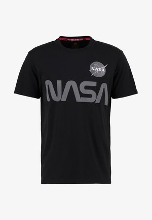 T-shirt in cotone nero con un grande logo "NASA" grigio sul davanti e un piccolo emblema NASA sulla parte superiore sinistra. Maniche corte, collo rotondo.