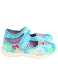 Blaue Stoffschuhe mit einem Batikmuster, ausgestattet mit einem Klettverschluss und einem rosa Meerjungfrauenmotiv im Bereich der Zehen. Weiße Gummisohle.