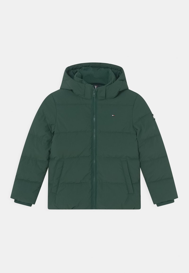 Giacca imbottita verde scuro con cappuccio, zip frontale, due tasche e piccolo logo sul petto e sulla manica sinistra.