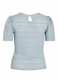 Ανοιχτό μπλε τοπ από δαντέλα με κοντά φουσκωτά μανίκια, λεπτομέρεια με τρύπα στο πίσω μέρος και υφή λουλουδιών σε όλη την ύφανση.