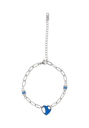 Ezüst lánc karkötő kék-fehér szív medállal és két hengeres, kék csíkozású gyönggyel, állítható kapoccsal.