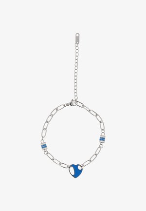 Srebrna bransoletka na łańcuszku z niebiesko-białym zawieszką w kształcie serca i dwoma cylindrycznymi, niebiesko paskowanymi koralikami, z regulowanym zapięciem.