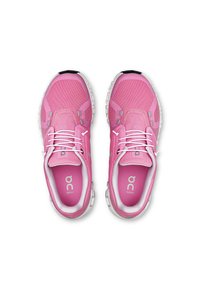 Zapatillas deportivas de malla rosa con punta redondeada, cordones blancos y suela acolchada. Presenta el logo en la lengüeta y en la plantilla, diseño ligero.