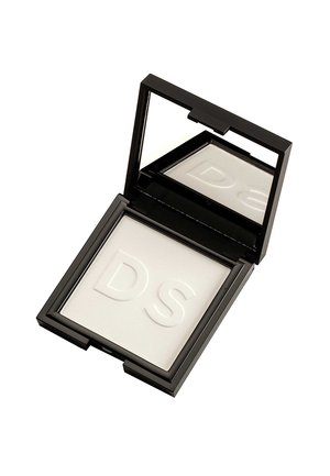 Kompakt sort makeup-etui med hvid presset pudder præget med bogstaverne "DS" og spejl på indersiden af låget.