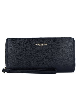 Portefeuille en cuir noir avec une surface texturée, présentant un logo doré portant la mention "LANCASTER PARIS" et une sangle au poignet d'un côté.
