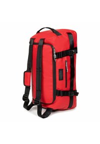 Sac à dos rouge avec des accents noirs, en tissu durable, avec des sangles réglables, des poches zippées et une poignée rembourrée pour un transport facile.
