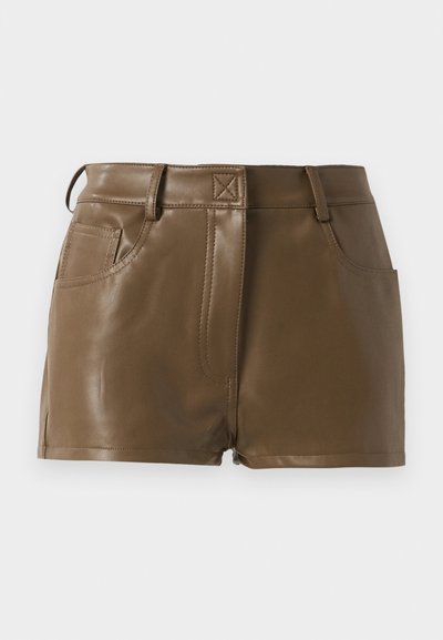 Καφέ ψεύτικες δερμάτινες σορτς με εφαρμοστή σχεδίαση, ζώνη με θηλιές, μπροστινές τσέπες και εμφανείς ραφές.
