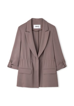 Blazer taupe pour femme avec col à revers, manches trois-quarts avec pattes boutonnées et deux poches avant à rabat, posé à plat.