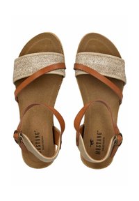 Hnědé kožené sandály s tkaným textilním páskem, páskem kolem kotníku se sponou, měkkou stélkou a texturovanou podrážkou pro lepší grip.