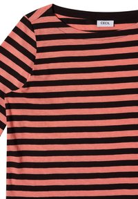 Chemise à manches courtes avec des rayures horizontales roses et noires et un col rond, avec une étiquette de marque "CECIL" à l'intérieur du col.