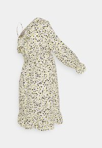 Vestido com estampa floral em amarelo, com detalhes em roxo e preto, apresentando um decote franzido, mangas longas e uma bainha com babados.