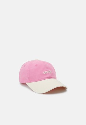Czapka bejsbolowa z różową koroną i białym daszkiem, z logo Levi's wyszywanym białą nicią z przodu.