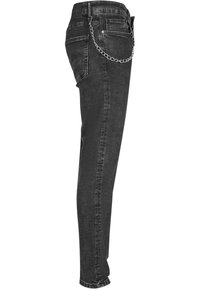 Jean noir slim à la texture délavée, avec une poche arrière et une chaîne argentée attachée de la boucle de ceinture à la poche.