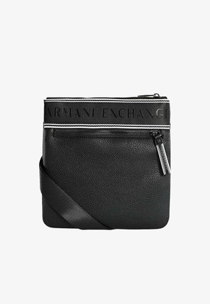 Bolso bandolera de cuero negro con superficie texturizada, cierre de cremallera y una correa destacada con logo y detalles blancos.