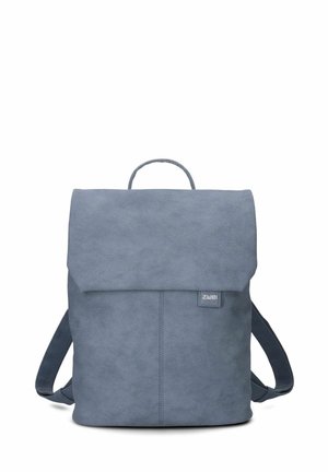 Sac à dos en cuir bleu avec un rabat repliable, des bretelles réglables et un petit patch logo à l'avant. Texture lisse et design minimaliste.