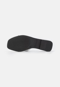 KARL LAGERFELD SKOOT II CUT OUT - Papucsszandálok - white/silver