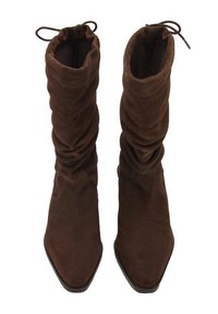 Botas de tobillo de ante marrón con un diseño arrugado, puntera puntiaguda y abertura elástica, que presentan una textura suave y sin herrajes visibles.
