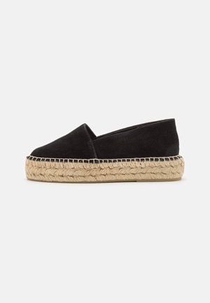 Espadrille noire à enfiler avec une semelle en jute, présentant un dessus lisse et un design à bout arrondi, présentée sur un fond blanc.