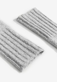 Hallid silmkoelised käe soojendajad, millel on sooniline tekstuur ja õrnad metallikniidist detailid. Igal tükil on pehme ja hubane viimistlus.