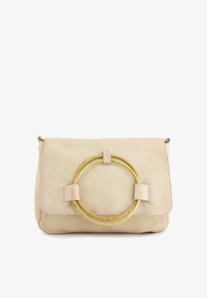 Beige Leder-Clutch mit einem goldenen runden Akzent. Verfügt über einen Klappverschluss und eine glatte Textur. Kompakte und moderne Gestaltung.